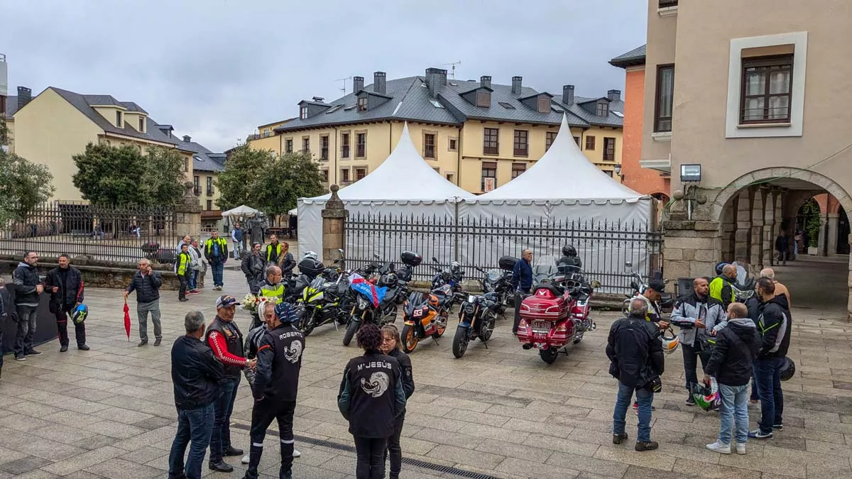 Álbum de fotos de la ofrenda floral motera de las Fiestas de la Encina de Ponferrada