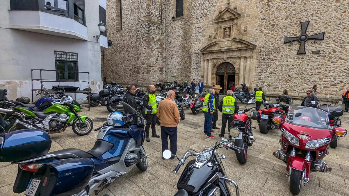 Álbum de fotos de la ofrenda floral motera de las Fiestas de la Encina de Ponferrada