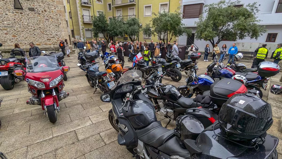 Álbum de fotos de la ofrenda floral motera de las Fiestas de la Encina de Ponferrada