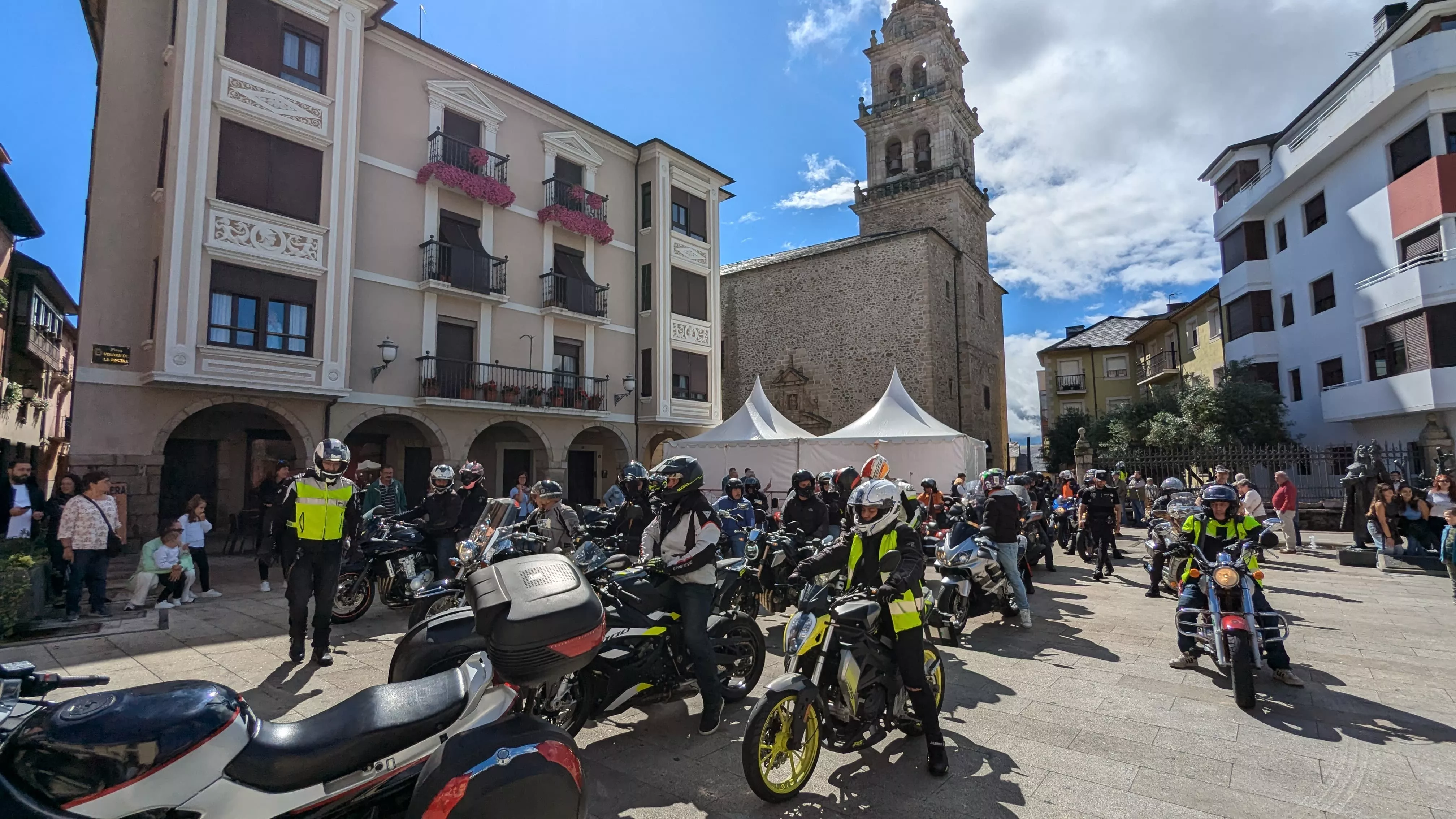 Álbum de fotos de la ofrenda floral motera de las Fiestas de la Encina de Ponferrada