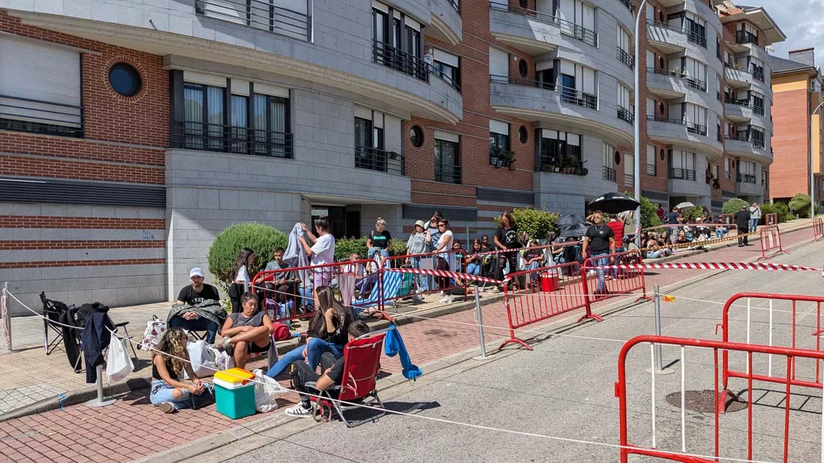 Los fans de Melendi esperan impacientes para su concierto en Ponferrada ante las puertas de un Auditorio con aforo completo 