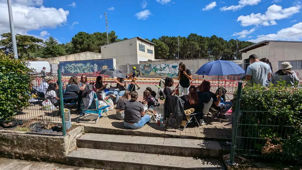 Los fans de Melendi ante las puertas del Auditorio de Ponferrada este sábado