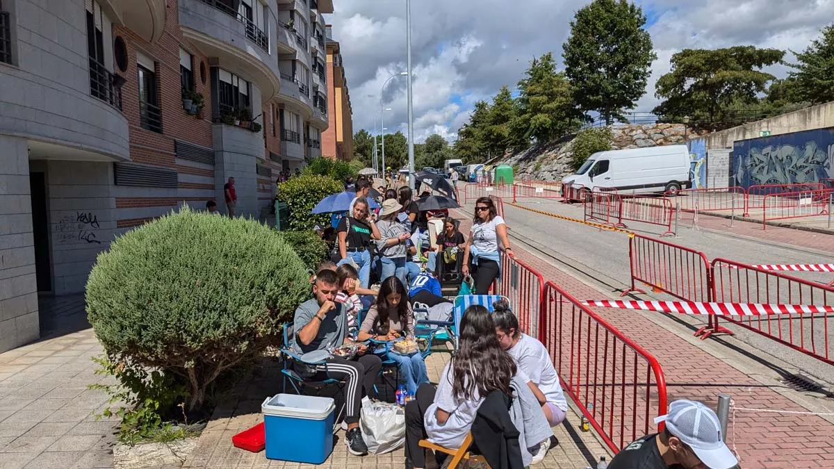 Los fans de Melendi ante las puertas del Auditorio de Ponferrada este sábado