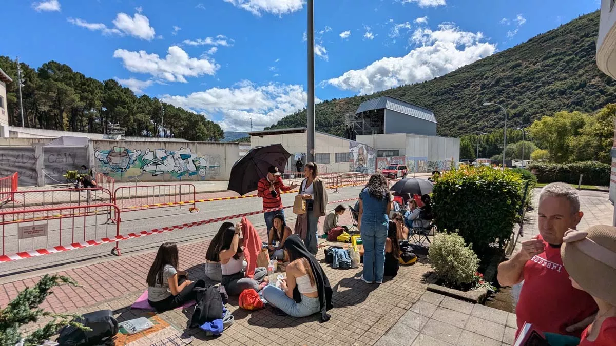 Los fans de Melendi ante las puertas del Auditorio de Ponferrada este sábado