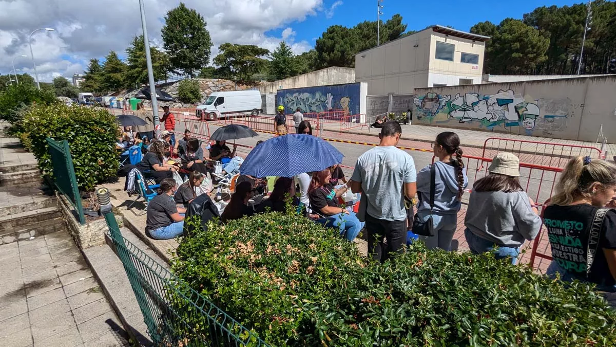 Los fans de Melendi ante las puertas del Auditorio de Ponferrada este sábado