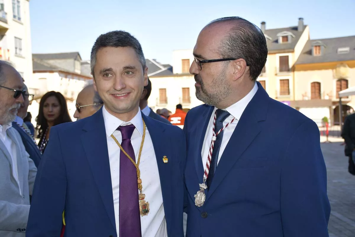  El alcalde de Benuza, Domingo Cabo, municipio encargado de la ofrenda al Virgen de la Encina junto al alcalde de Ponferrada, Marco Morala