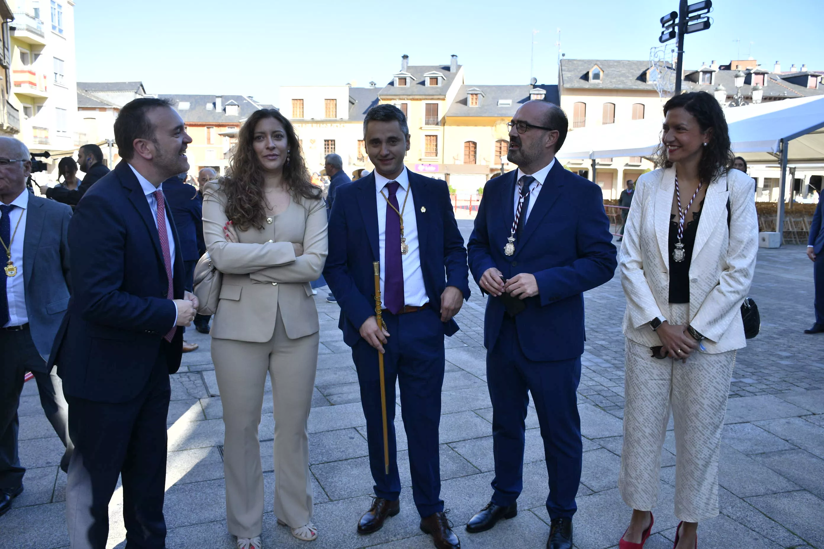 La vicesecretaria de Sanidad y Educación del PP, Ester Muñoz, el alcalde de Benuza, Domingo Cabo, junto al alcalde de Ponferrada, Marco Morala, y la teniente de alcalde, Lidia Coca