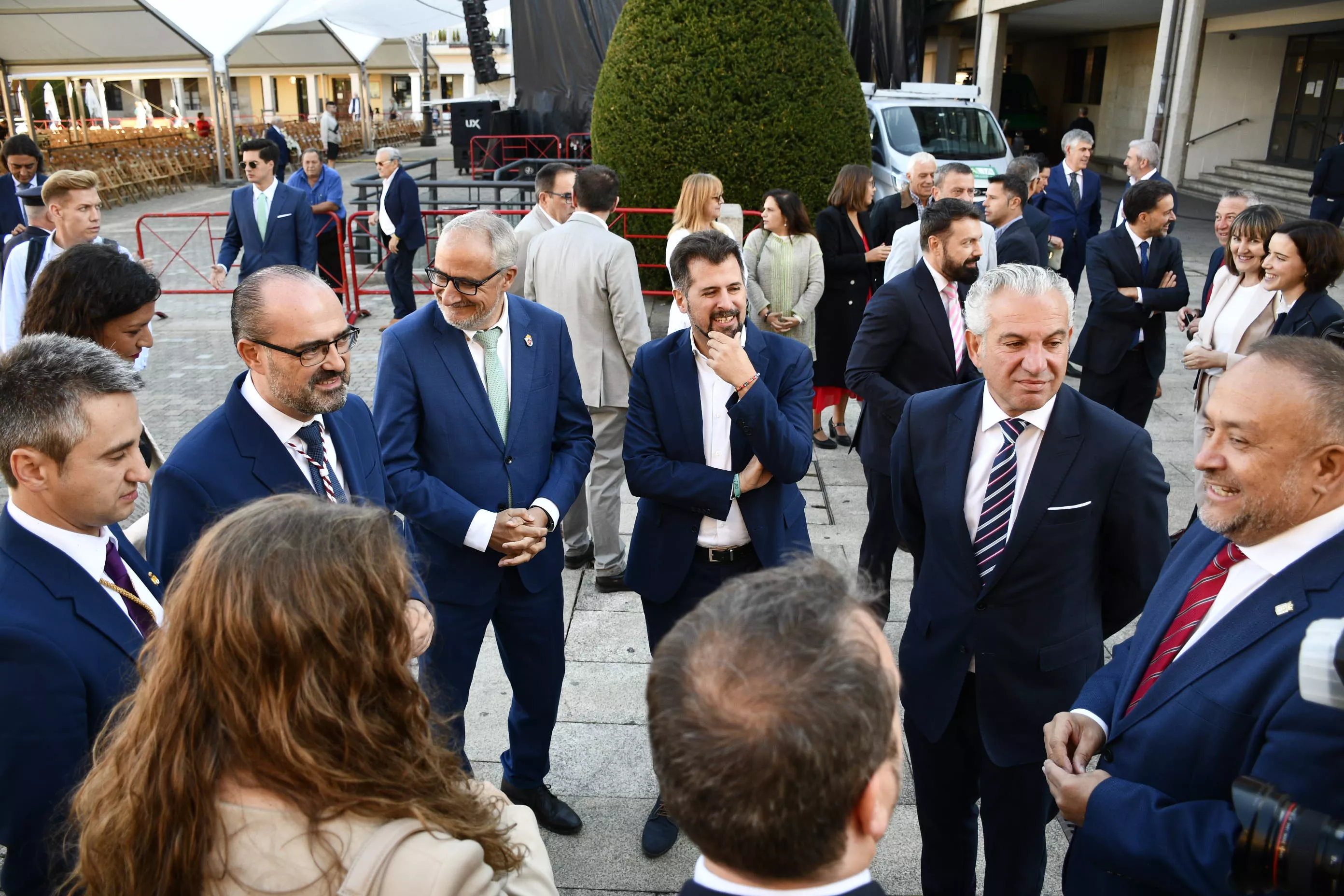 El alcalde de Benuza, Domingo Cabo, junto al alcalde de Ponferrada, Marco Morala, el presidente del Consejo Comarcal, Olegario Ramón, el secretario general del PSOE en Castilla y León, Luis Tudanca, el delegado del Gobierno en Castilla y León, Nicanor Sen y el presidente de la Diputación, Gerardo Álvarez