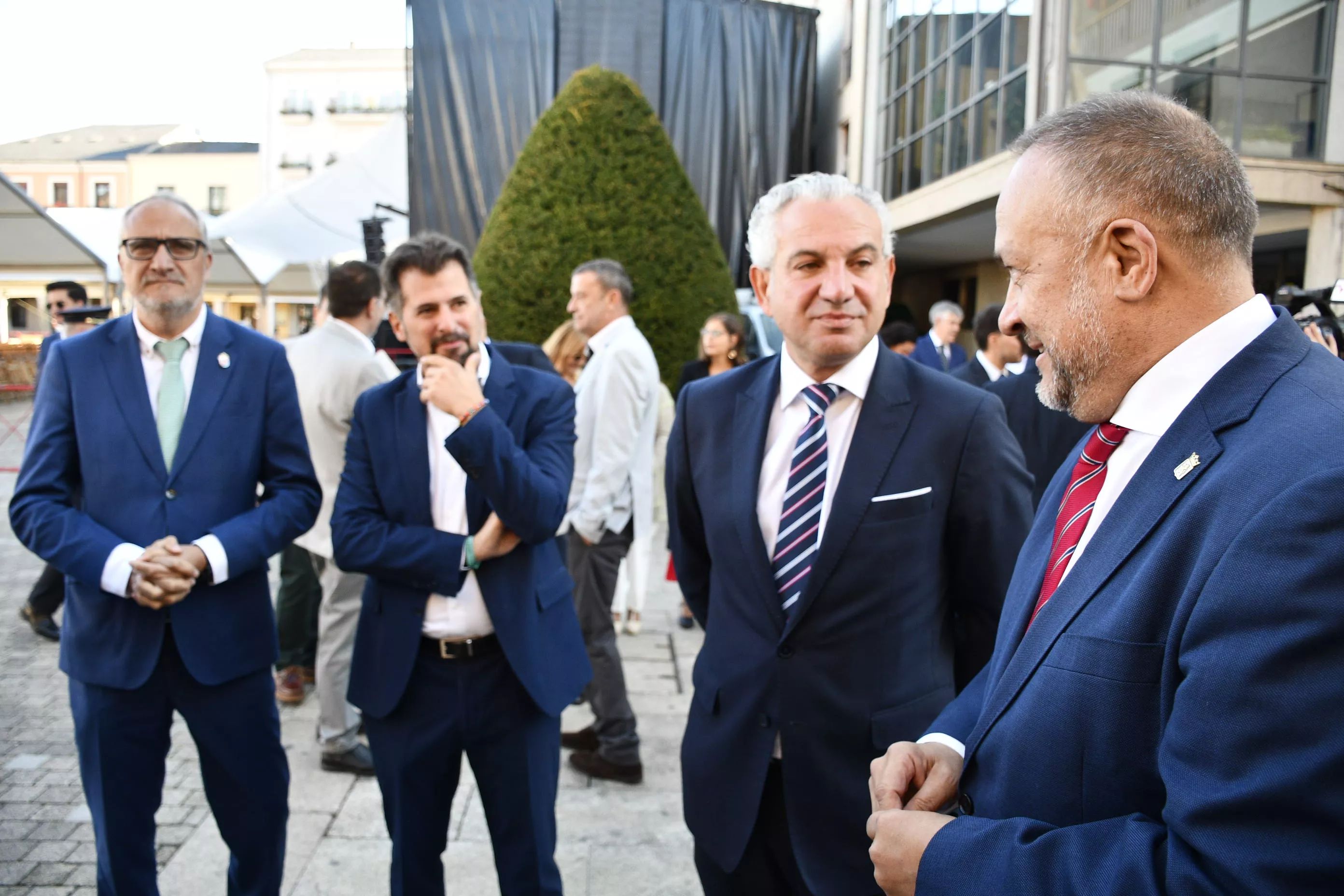 El presidente del Consejo Comarcal, Olegario Ramón, junto al secretario del PSOE en Castilla y León, Luis Tudanca, el delegado del Gobierno en Castilla y León, Nicanor Sen y el presidente de la Diputación de León, Gerardo Álvarez