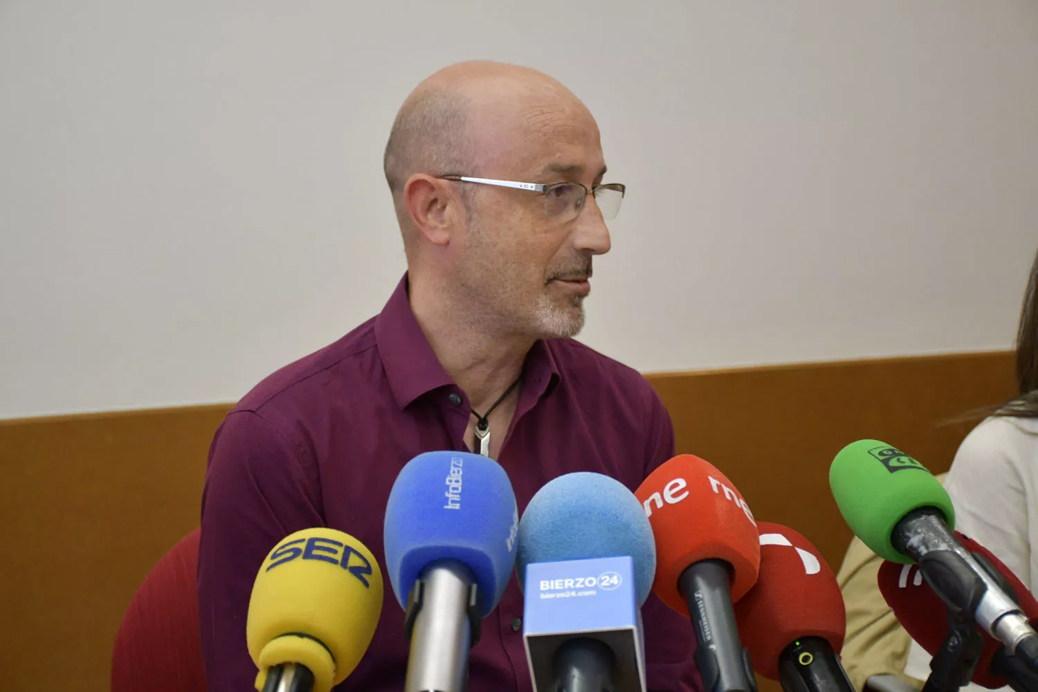 Javier Cerezo, profesor del Conservatorio Cristóbal Halffter de Ponferrada, en la presentación de la "Gala Lírica"