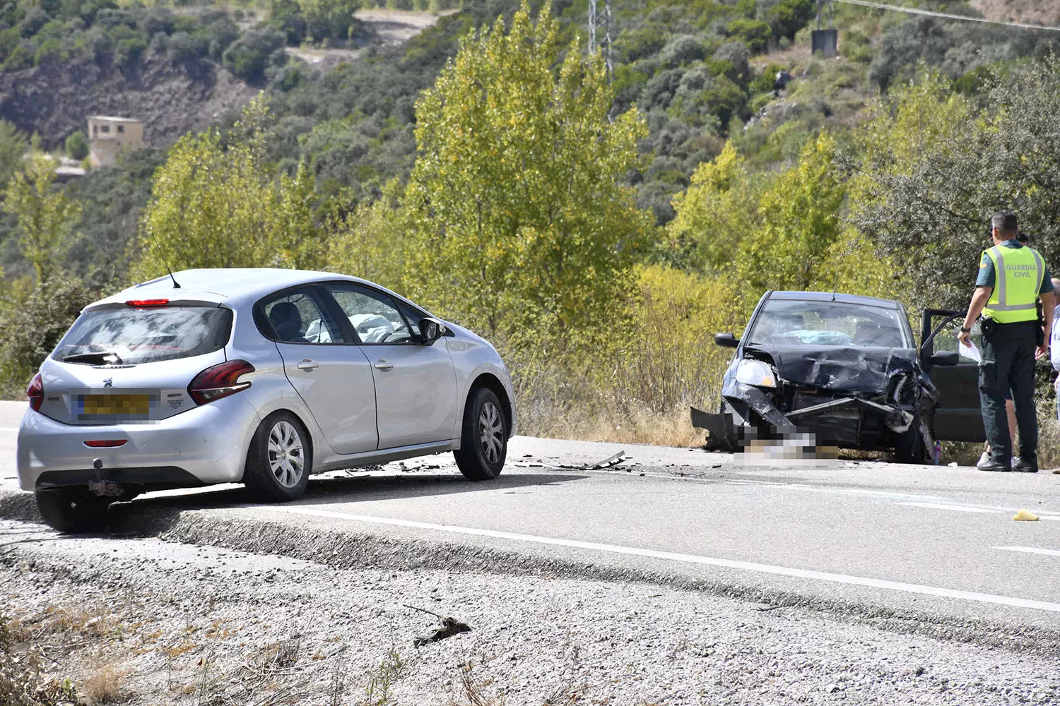 Cuatro heridos en un choque entre dos turismos en la N-536 en Carucedo