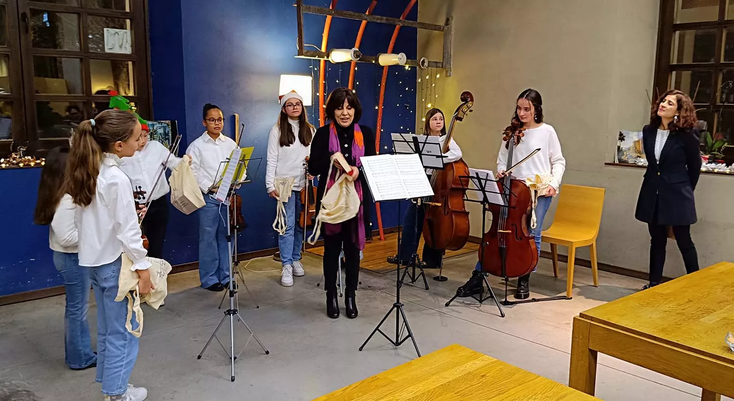 Presentación La Celsa 6. Regalo de libros a alumnos del Conservatorio