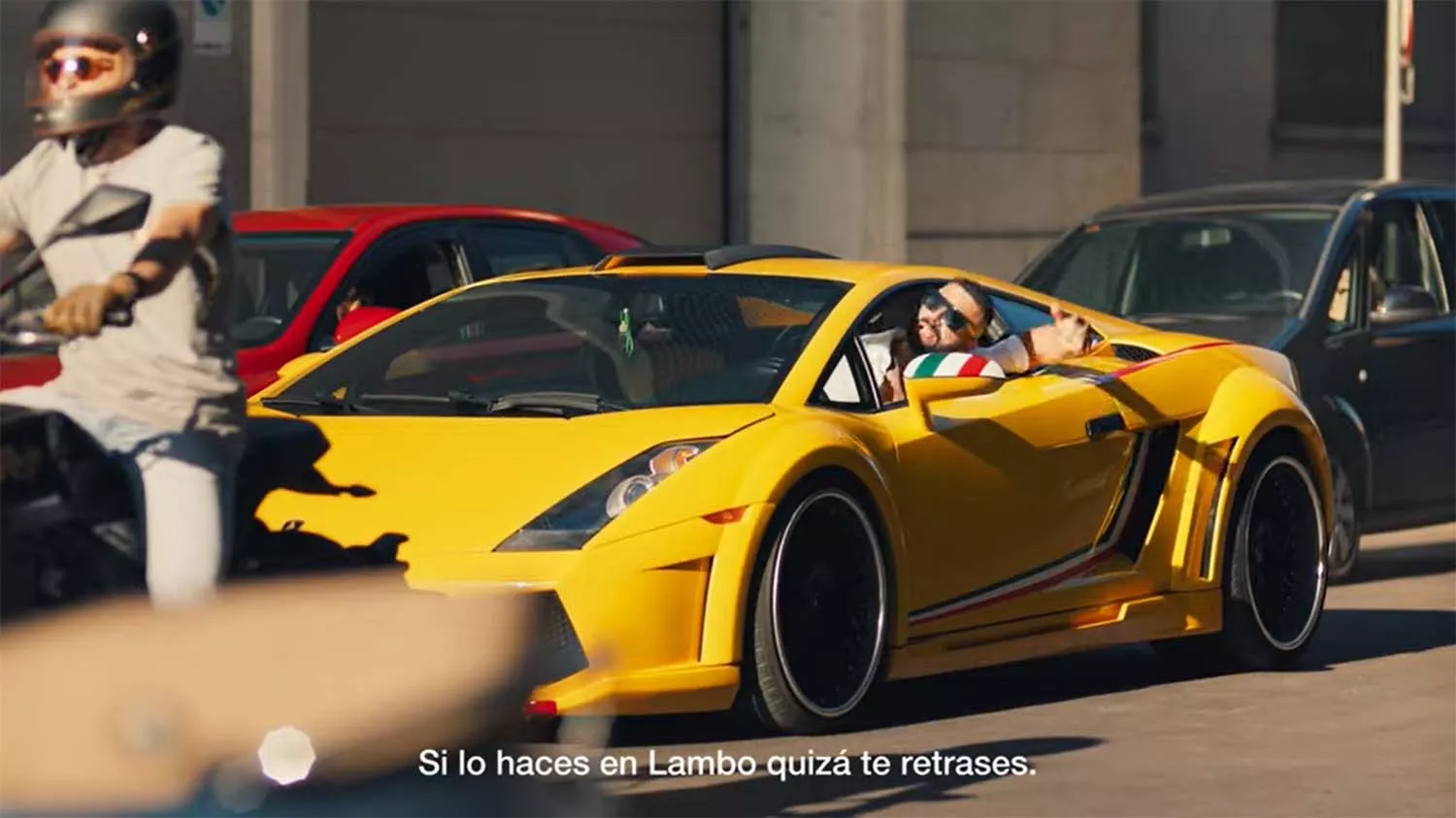 Transportes aprovecha el lema de Sánchez más transporte público y menos Lamborghini para un nuevo spot.