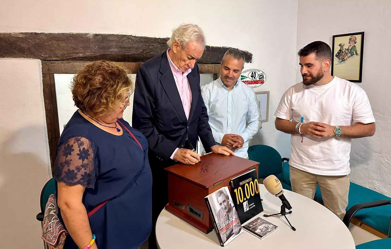 Luis del Olmo dona una radio para la subasta benéfica de la Gala del Comercio de Ponferrada