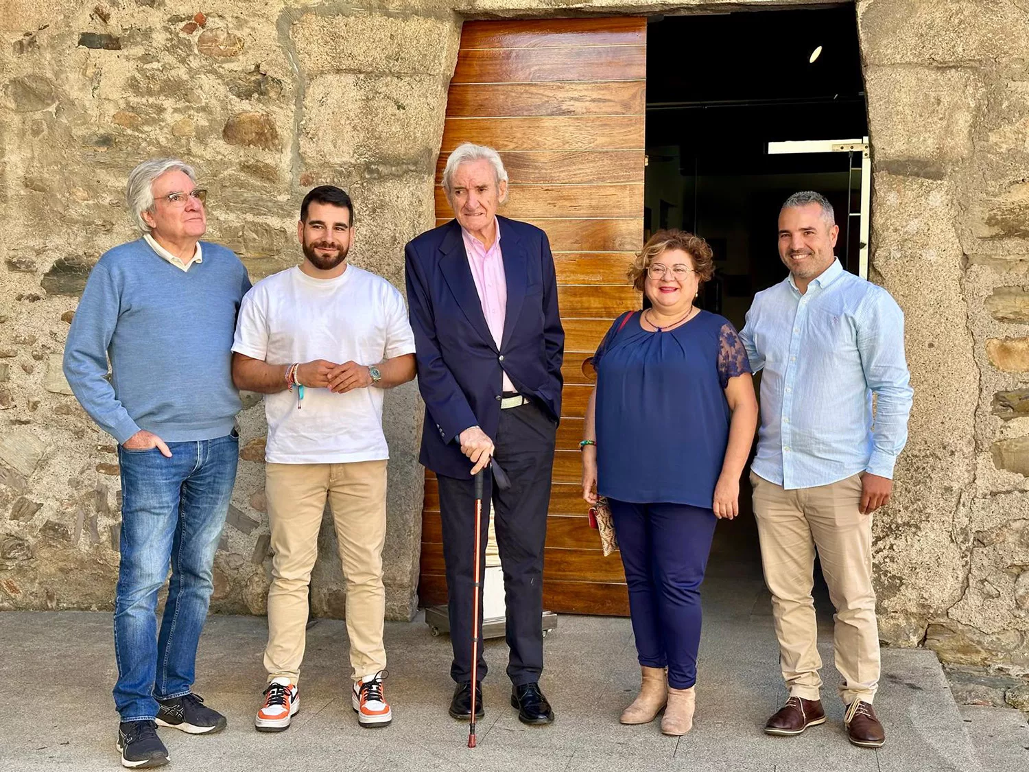 Luis del Olmo dona una radio para la subasta benéfica de la Gala del Comercio de Ponferrada