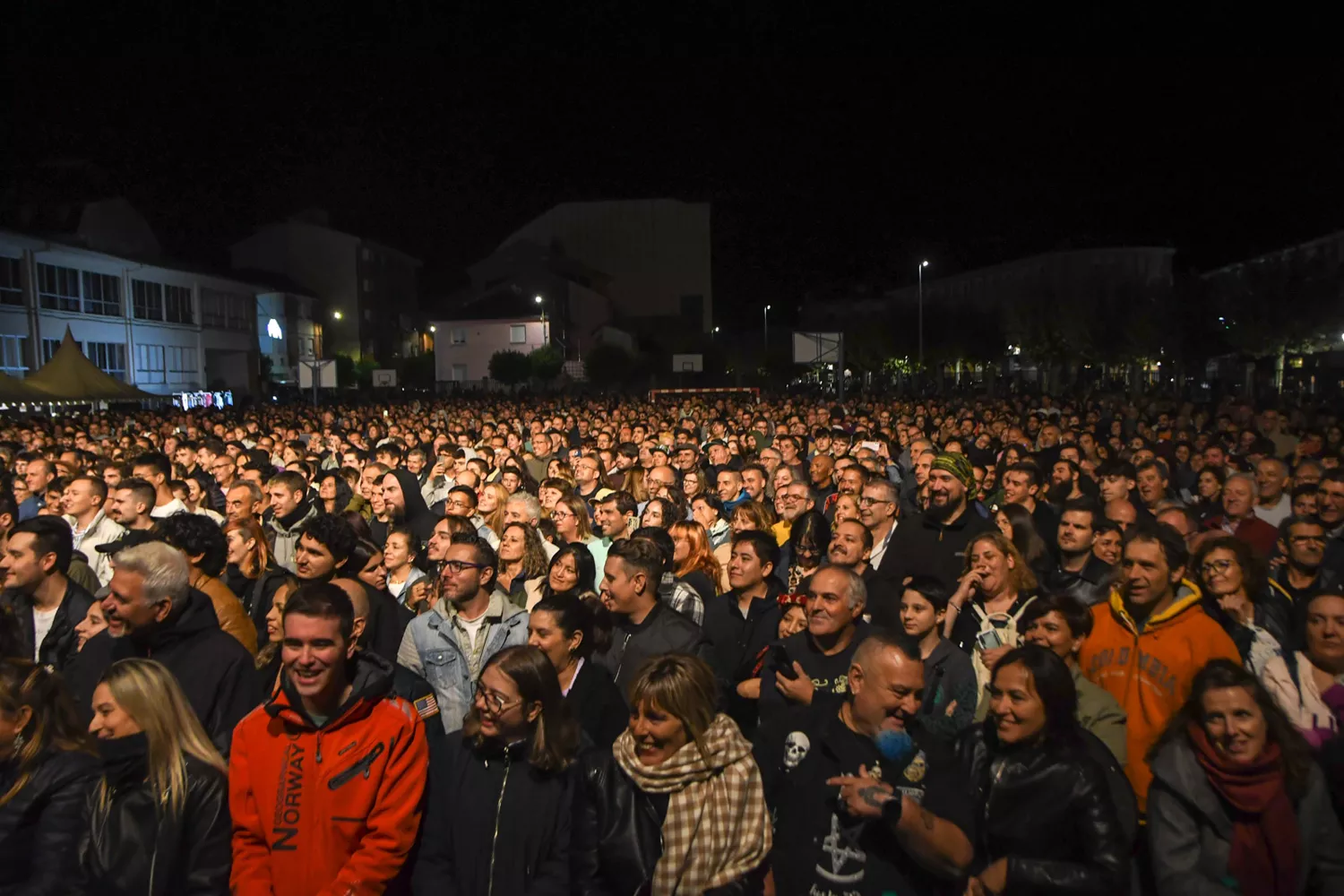 El público del concierto de Mago de Oz en Bembibre