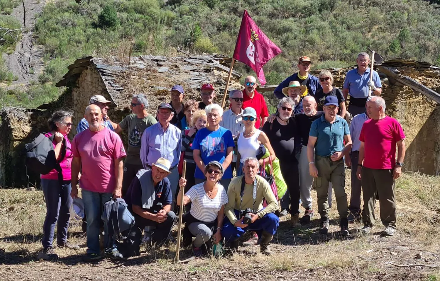 25 voluntarios limpian el desaparecido pueblo de Santibáñez de Montes (Torre del Bierzo)