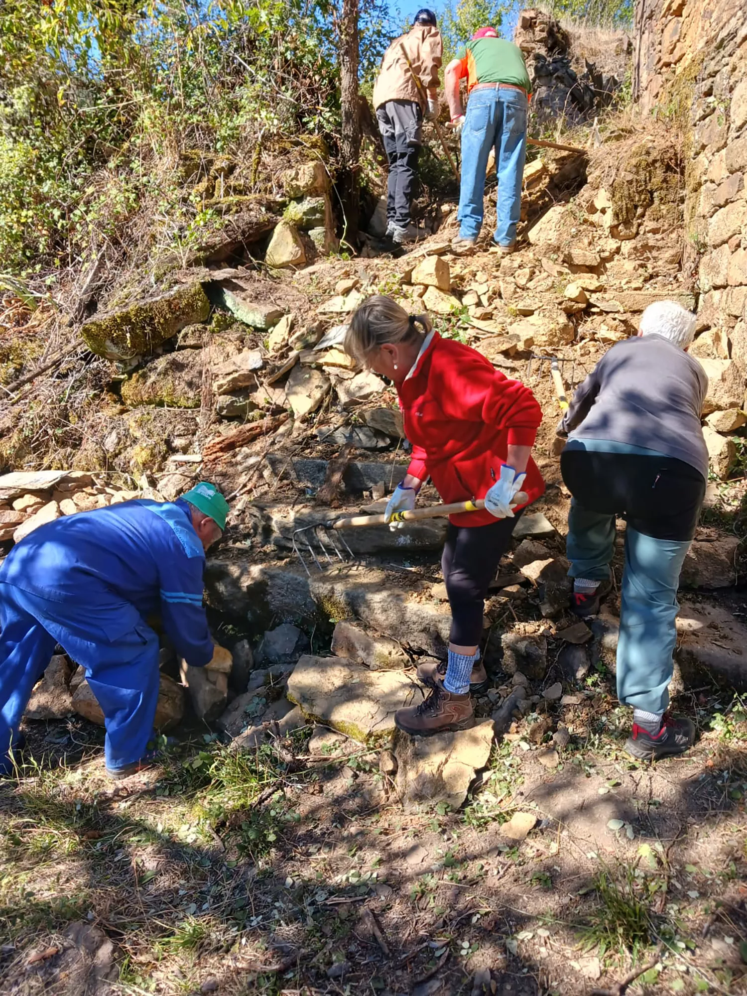 25 voluntarios limpian el desaparecido pueblo de Santibáñez de Montes (Torre del Bierzo)