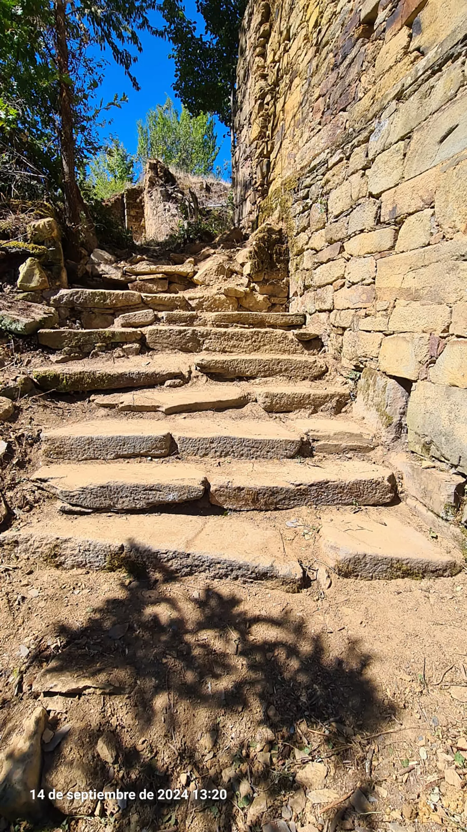 25 voluntarios limpian el desaparecido pueblo de Santibáñez de Montes (Torre del Bierzo)