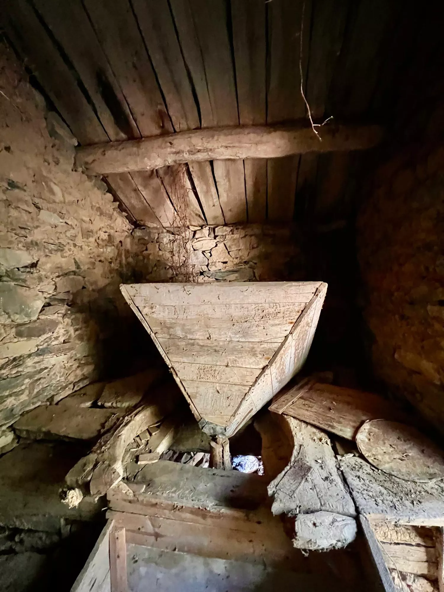 25 voluntarios limpian el desaparecido pueblo de Santibáñez de Montes (Torre del Bierzo)