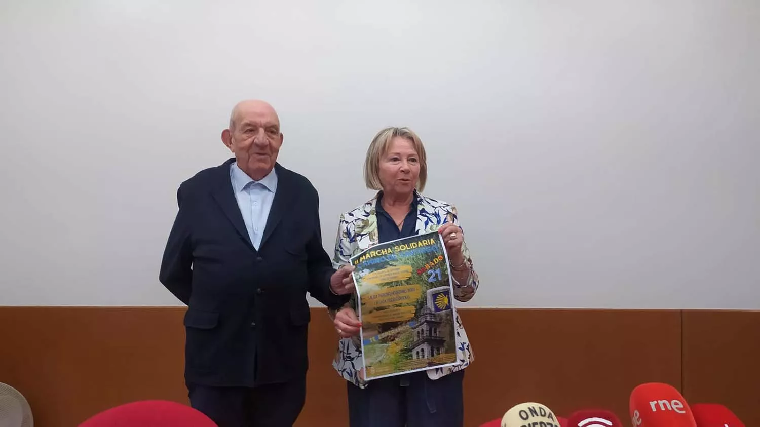 Mari Crespo, Concejala de Mayores y Participación Ciudadana, junto a Fernando Fra, administrador del Hogar del Transeúnte (2)