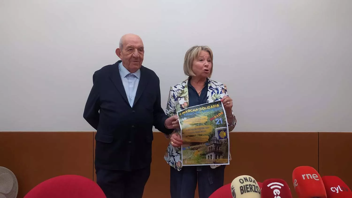 Mari Crespo, Concejala de Mayores y Participación Ciudadana, junto a Fernando Fra, administrador del Hogar del Transeúnte