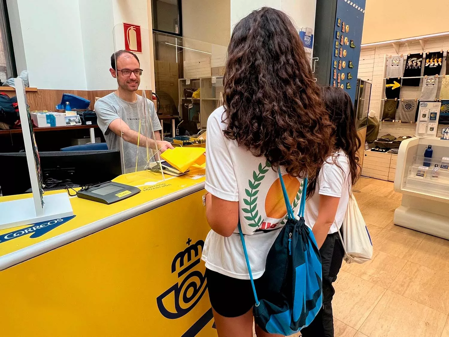 Correos entrega en Ponferrada bolsas a los peregrinos para ayudar a mantener limpio el Camino Francés