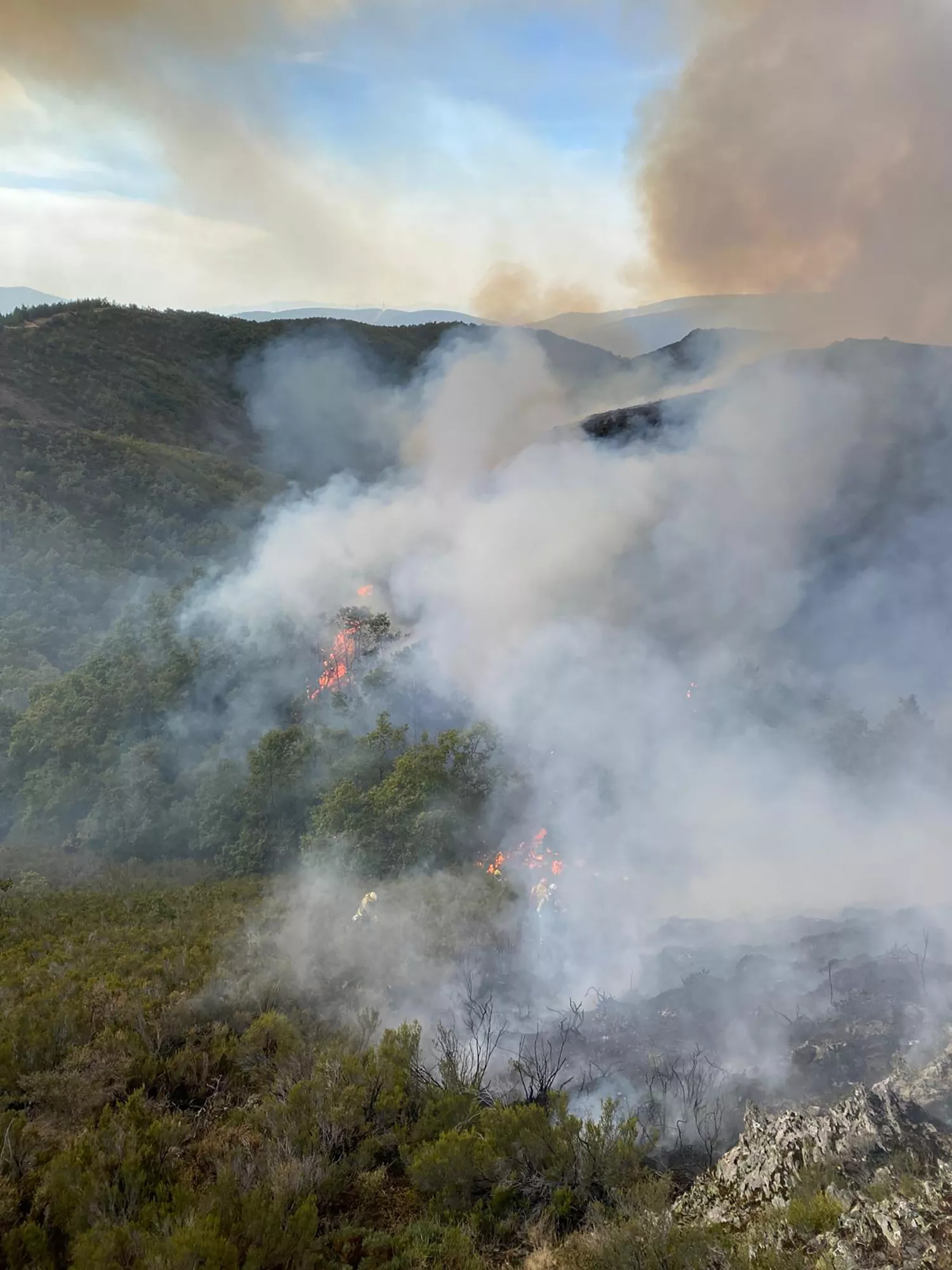 Hasta 30 medios aéreos y terrestres se despliegan ya en el incendio de Brañuelas de nivel 1