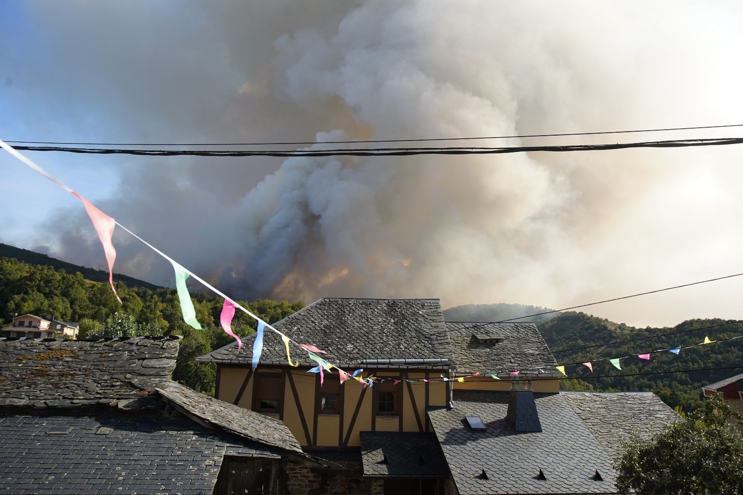 Así viven los vecinos de Brañuelas el incendio Nivel 2 que amenaza su pueblo