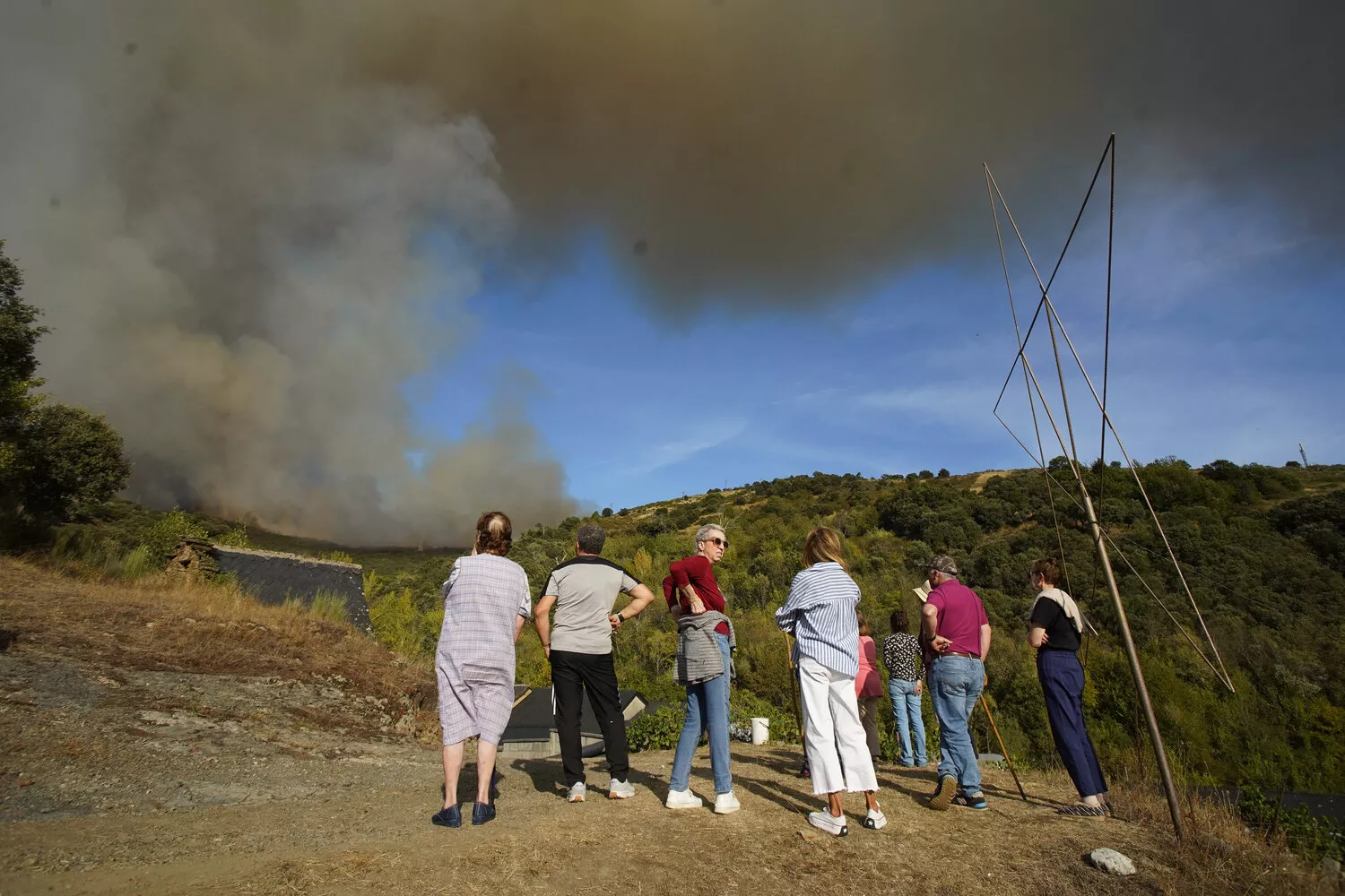 Así viven los vecinos de Brañuelas el incendio Nivel 2 que amenaza su pueblo