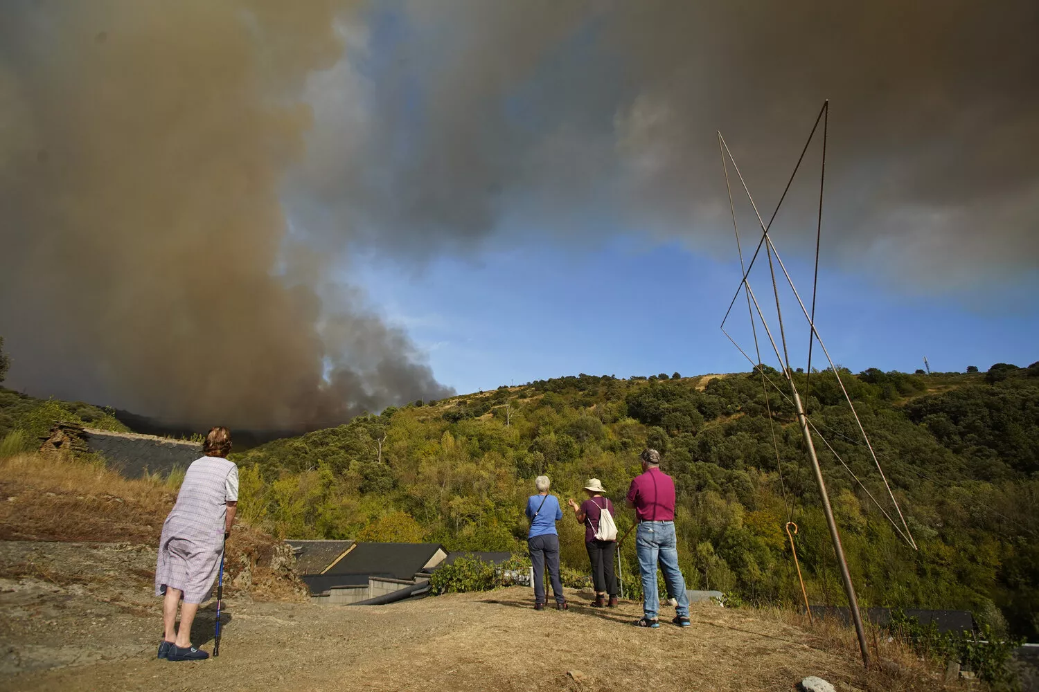 Así viven los vecinos de Brañuelas el incendio Nivel 2 que amenaza su pueblo