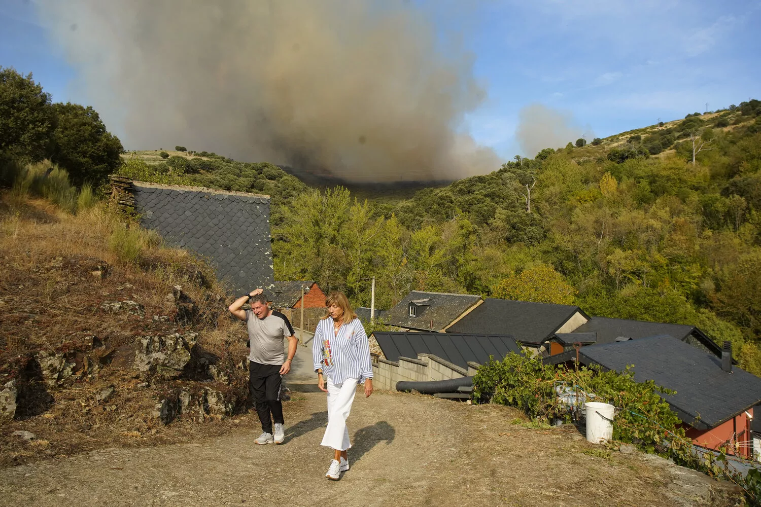 Así viven los vecinos de Brañuelas el incendio Nivel 2 que amenaza su pueblo