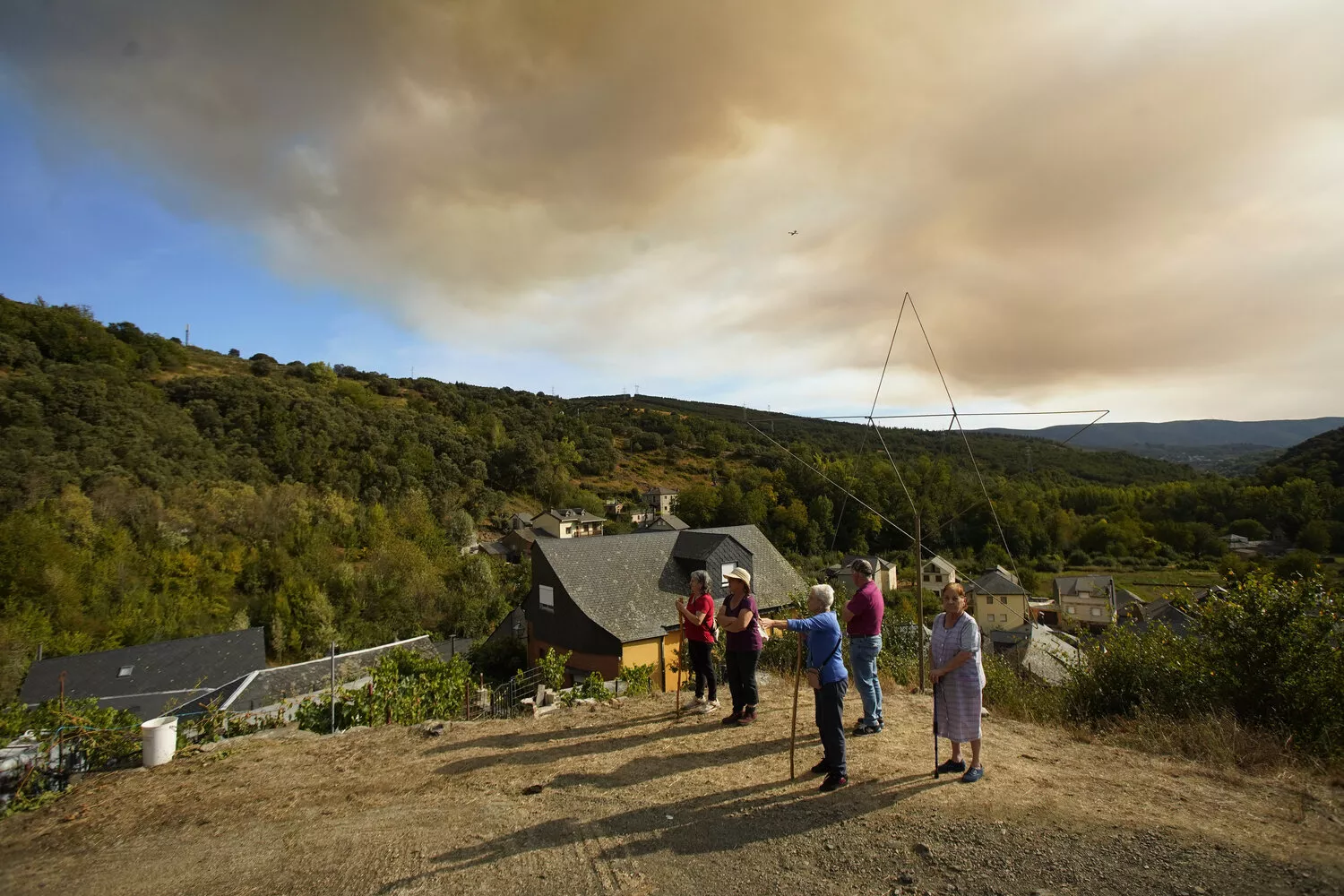   Así viven los vecinos de Brañuelas el incendio Nivel 2 que amenaza su pueblo