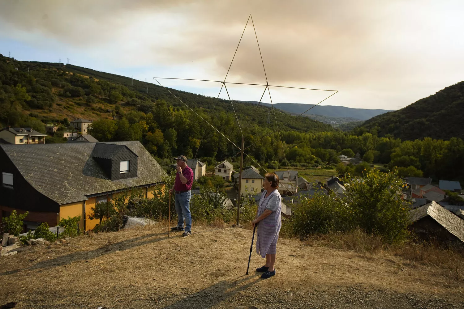 Así viven los vecinos de Brañuelas el incendio Nivel 2 que amenaza su pueblo