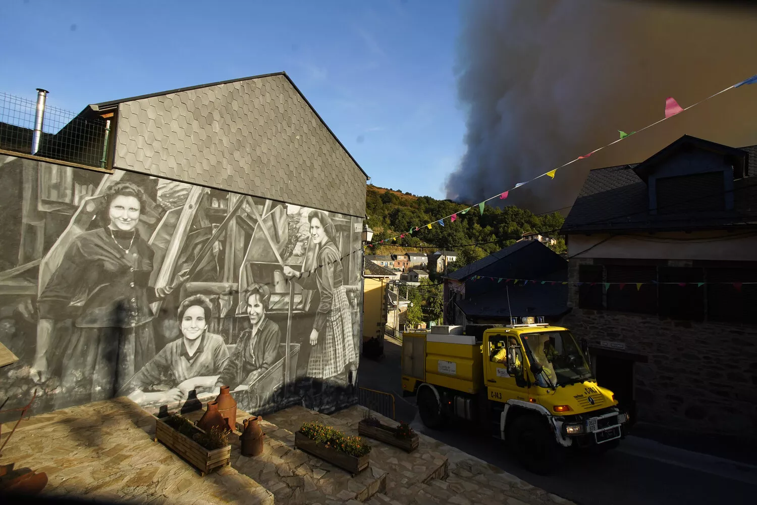  Así viven los vecinos de Brañuelas el incendio Nivel 2 que amenaza su pueblo