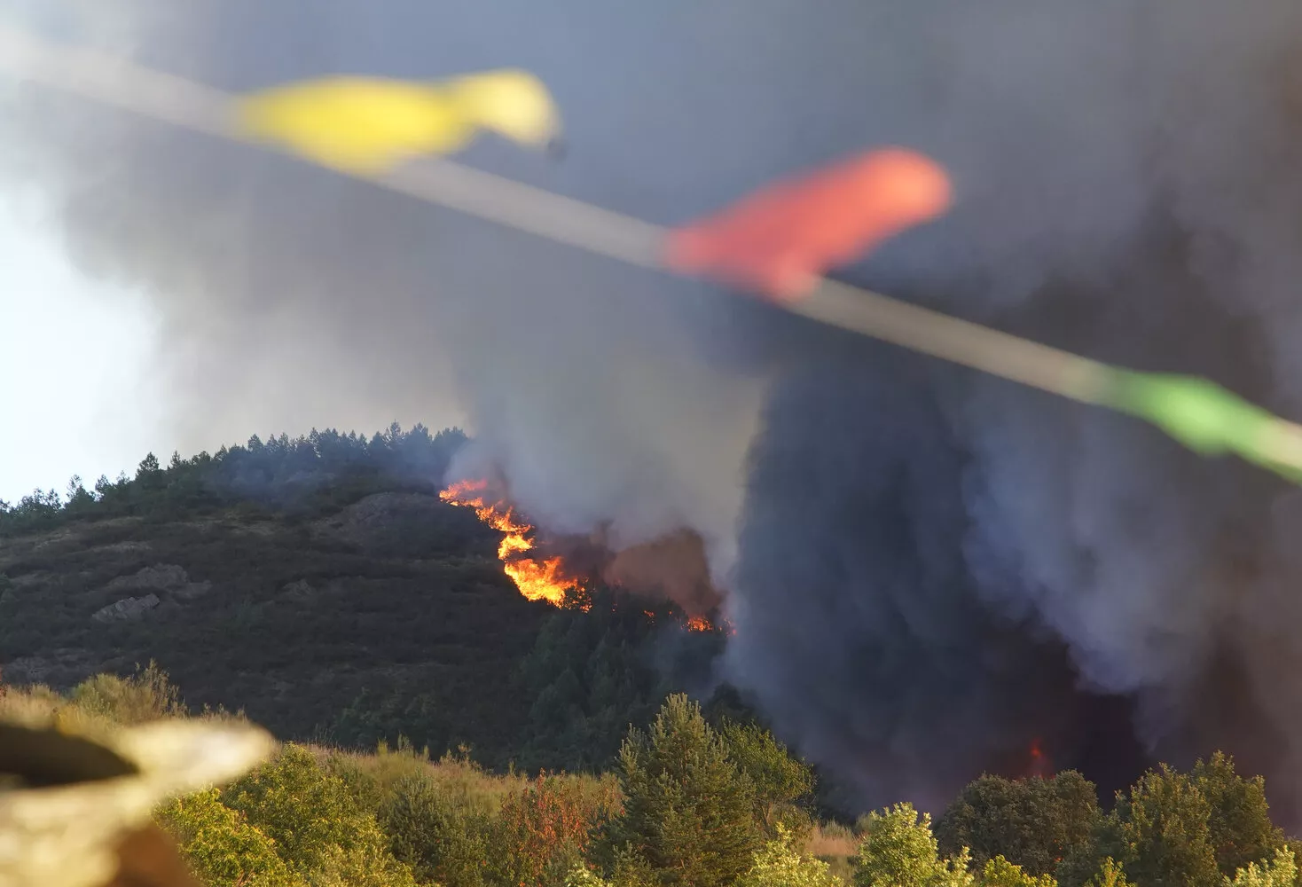 Así viven los vecinos de Brañuelas el incendio Nivel 2 que amenaza su pueblo