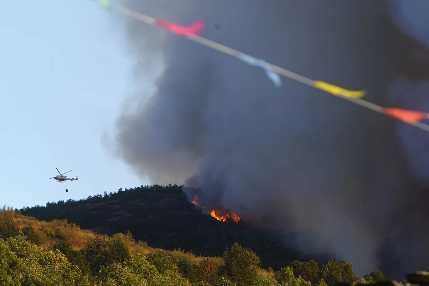  Así viven los vecinos de Brañuelas el incendio Nivel 2 que amenaza su pueblo