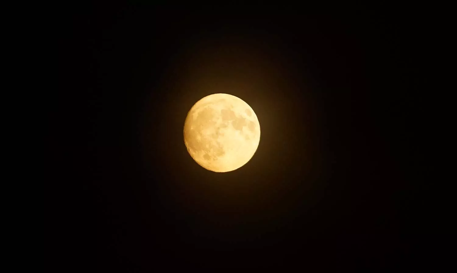 La luna llena se tiñe de naranja en el cielo del Bierzo por el humo del incendio de Brañuelas