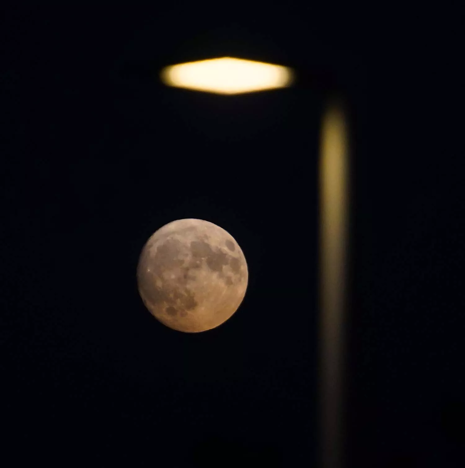 La luna llena se tiñe de naranja en el cielo del Bierzo por el humo del incendio de Brañuelas.