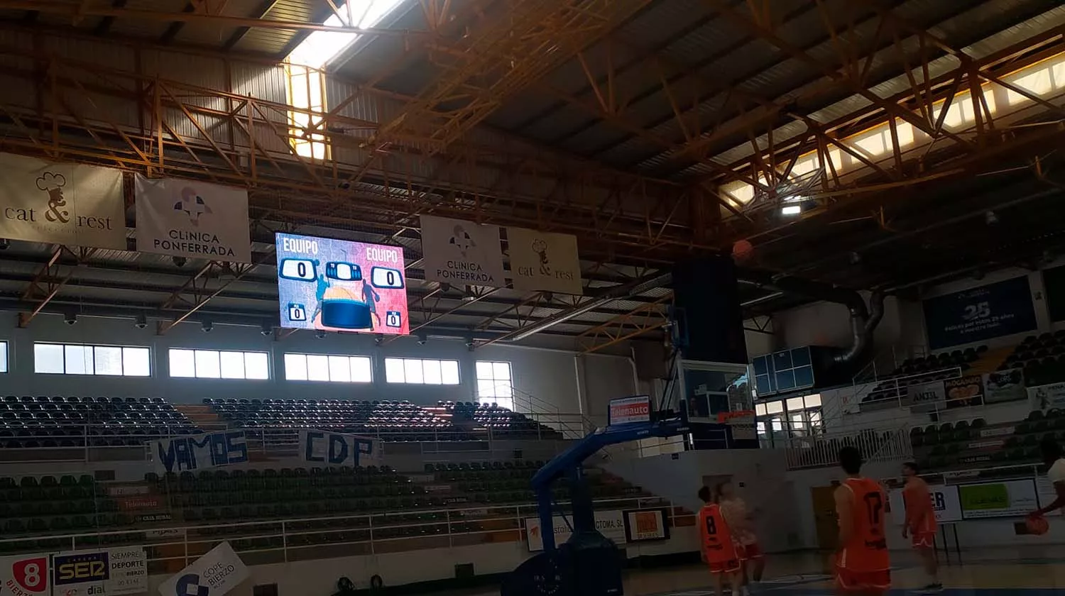 El Baloncesto Clínica Ponferrada entrenando con el nuevo videomarcador