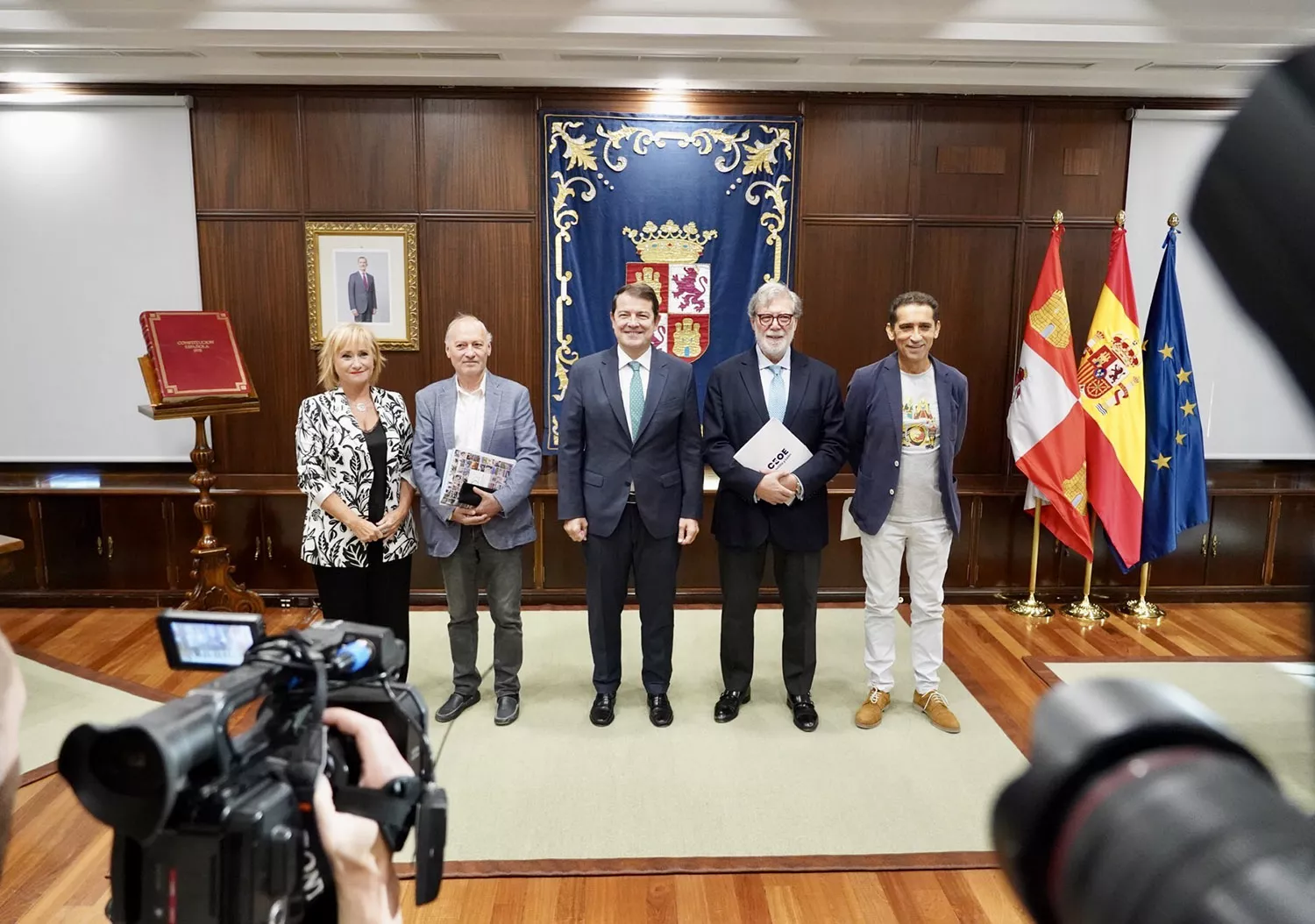 El presidente de la Junta de Castilla y León, Alfonso Fernández Mañueco, mantiene un encuentro con los agentes sociales y económicos del Diálogo Social de Castilla y León