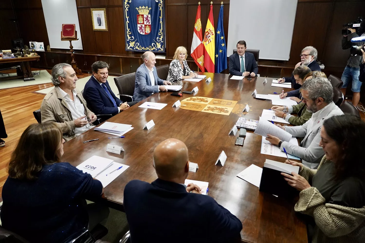 El presidente de la Junta de Castilla y León, Alfonso Fernández Mañueco, mantiene un encuentro con los agentes sociales y económicos del Diálogo Social de Castilla y León 4