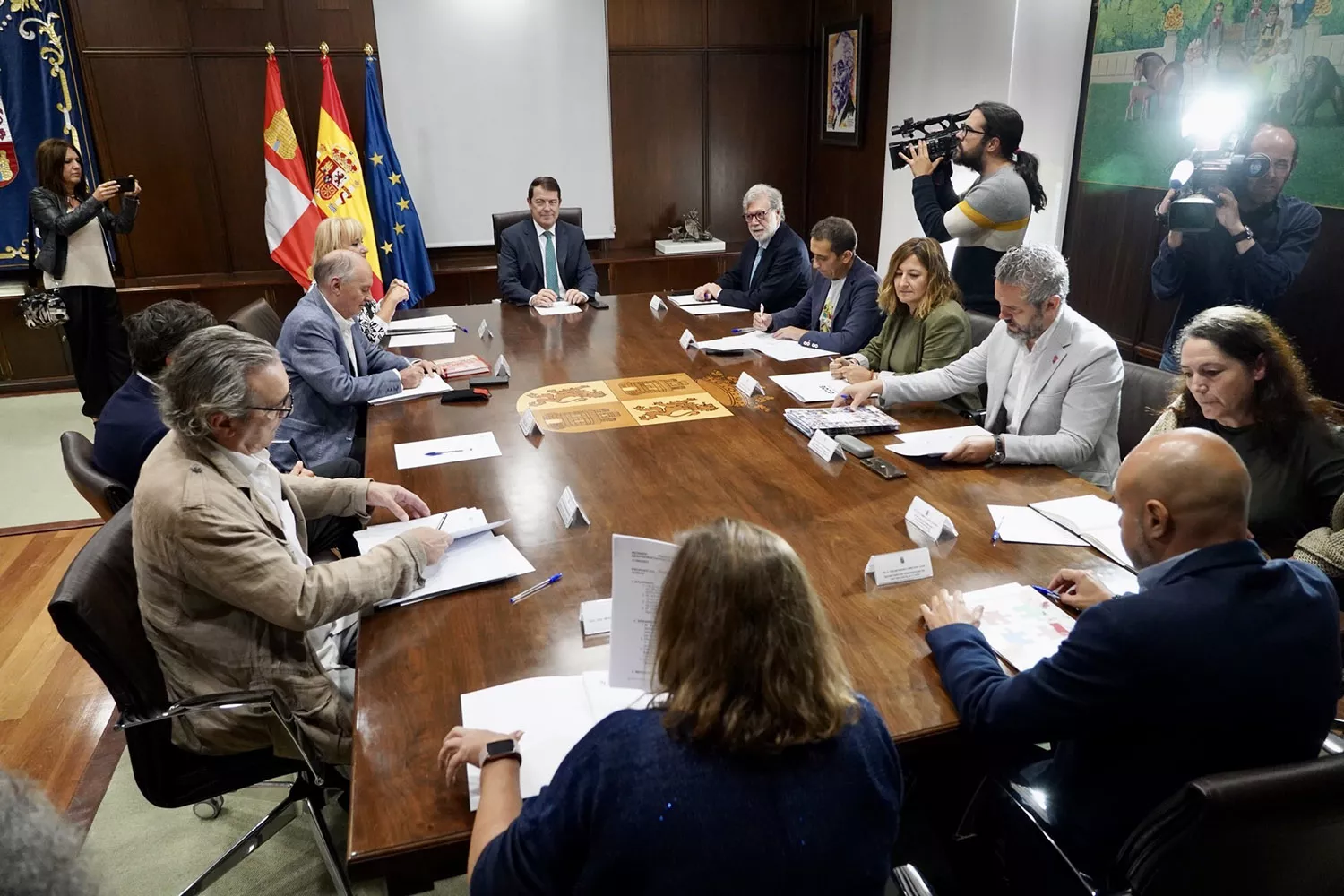 El presidente de la Junta de Castilla y León, Alfonso Fernández Mañueco, mantiene un encuentro con los agentes sociales y económicos del Diálogo Social de Castilla y León | El presidente de la Junta de Castilla y León, Alfonso Fernández Mañueco, mantiene un encuentro con los agentes sociales y económicos del Diálogo Social de Castilla y León | Leticia Pérez - ICAL