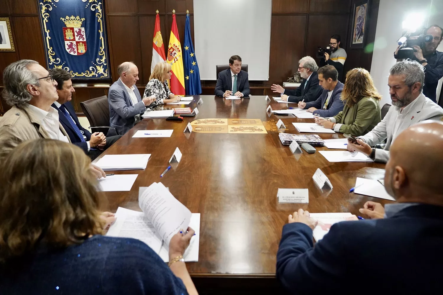 El presidente de la Junta de Castilla y León, Alfonso Fernández Mañueco, mantiene un encuentro con los agentes sociales y económicos del Diálogo Social de Castilla y León El presidente de la Junta de Castilla y León, Alfonso Fernández Mañueco, mantiene un encuentro con los agentes sociales y económicos del Diálogo Social de Castilla y León | Leticia Pérez - ICAL