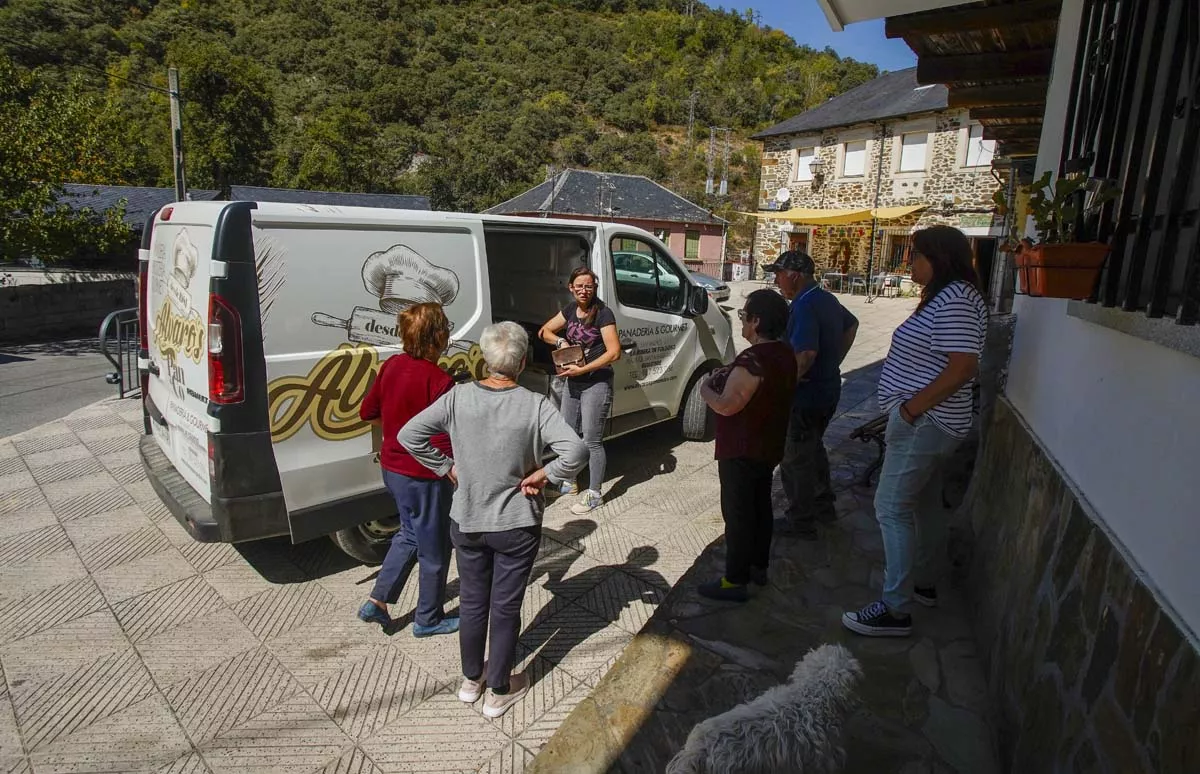 Vecinos afectados en el incendio de Brañuelas entre las localidades de Tremor de Abajo y Almagarinos 