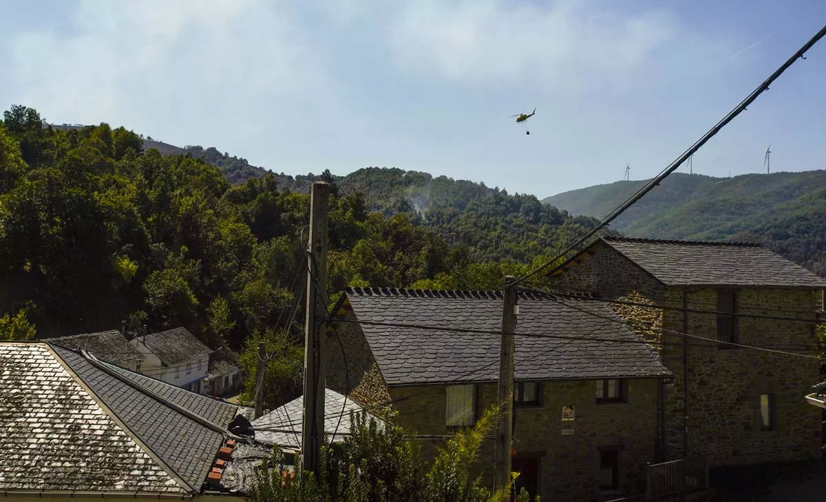 Vecinos afectados en el incendio de Brañuelas entre las localidades de Tremor de Abajo y Almagarinos 