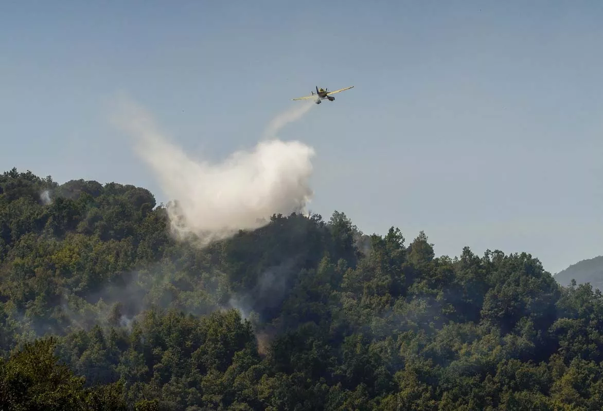 Vecinos afectados en el incendio de Brañuelas entre las localidades de Tremor de Abajo y Almagarinos 