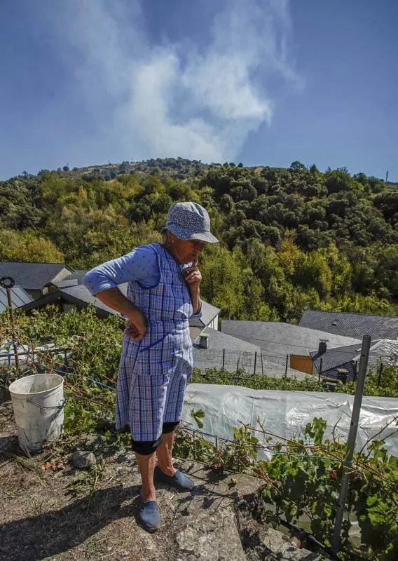 Vecinos afectados en el incendio de Brañuelas entre las localidades de Tremor de Abajo y Almagarinos 