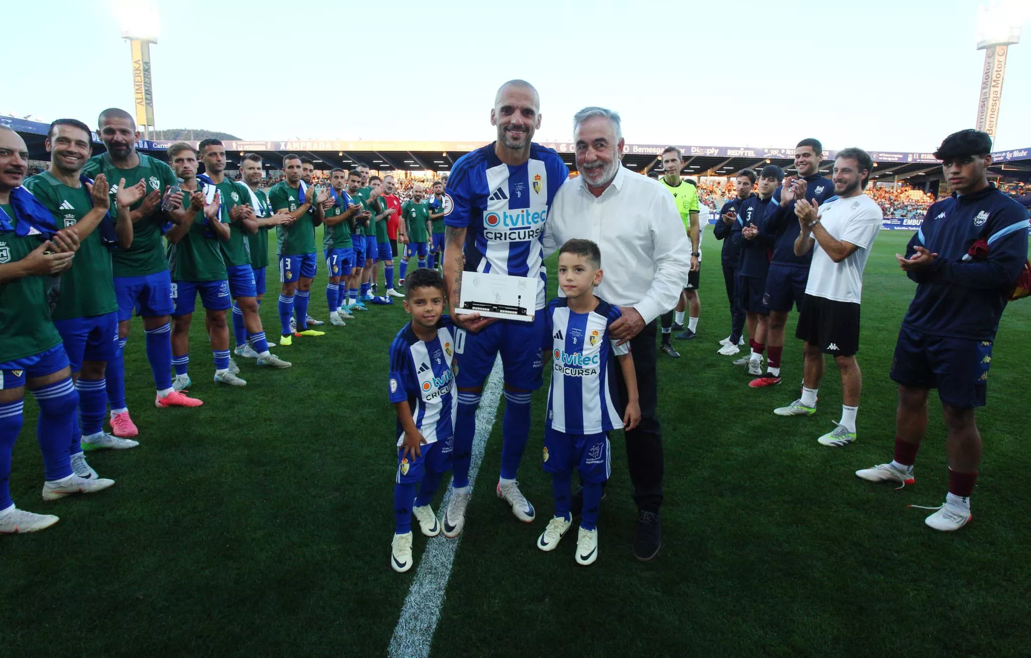 Emotiva retirada de Yuri en El Toralín | Foto: Ponferradina