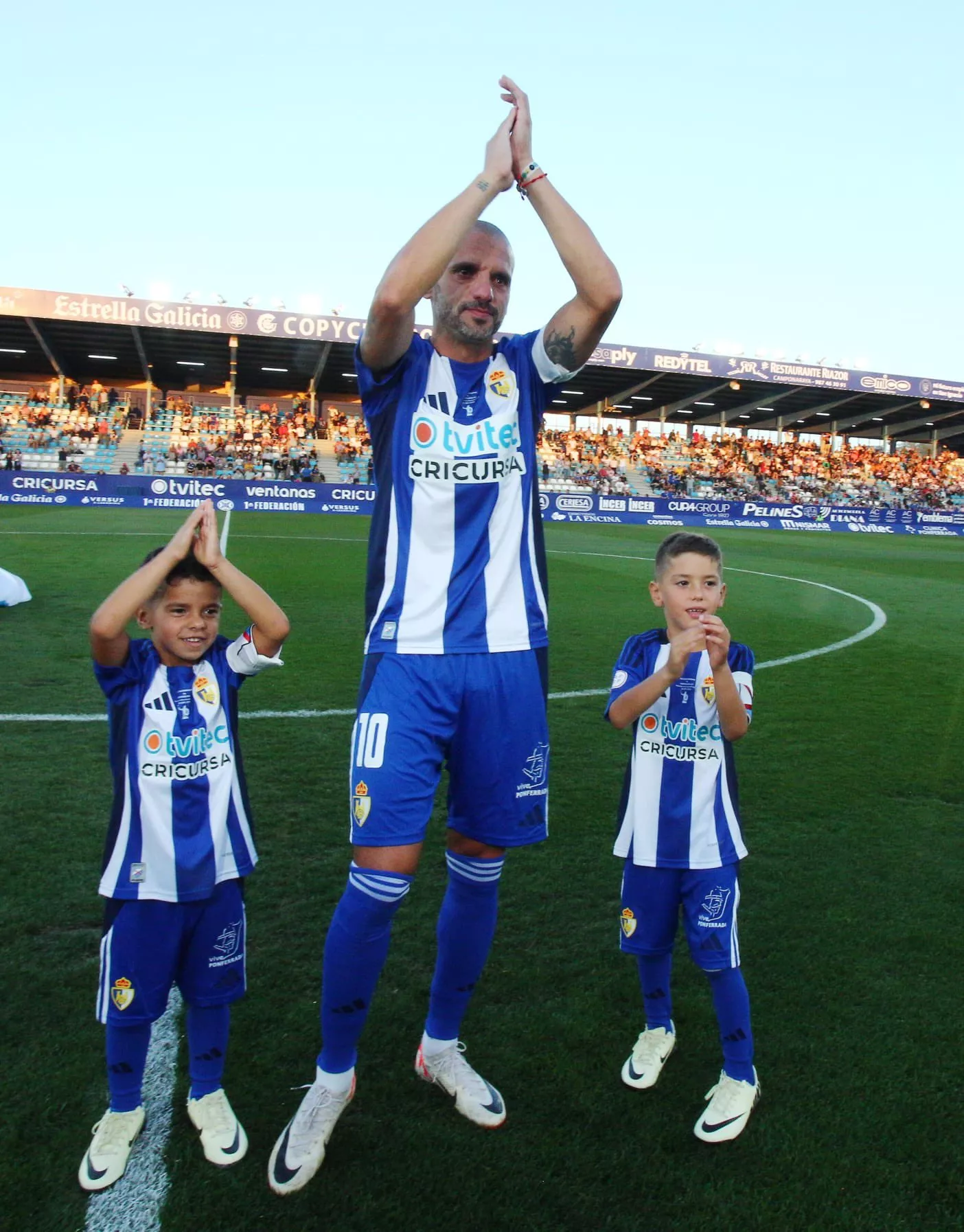 Emotiva retirada de Yuri en El Toralín | Foto: Ponferradina